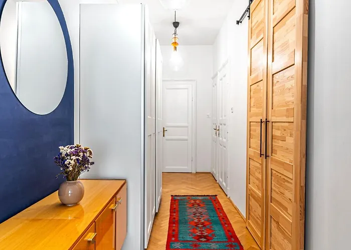 Eclectic Downtown On Kiraly Street, Calm And Appartement