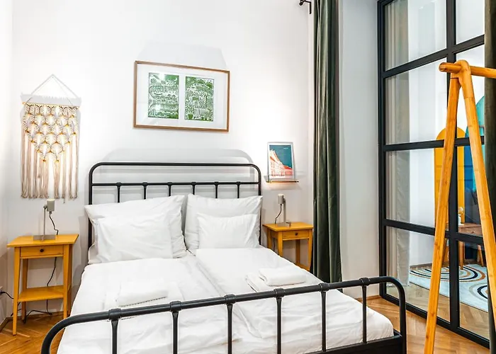 Eclectic Downtown On Kiraly Street, Calm And Apartament Budapesta