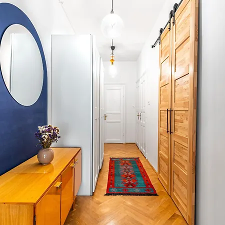 Eclectic Downtown On Kiraly Street, Calm And Apartamento