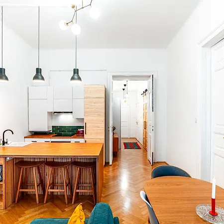 Eclectic Downtown On Kiraly Street, Calm And Apartamento